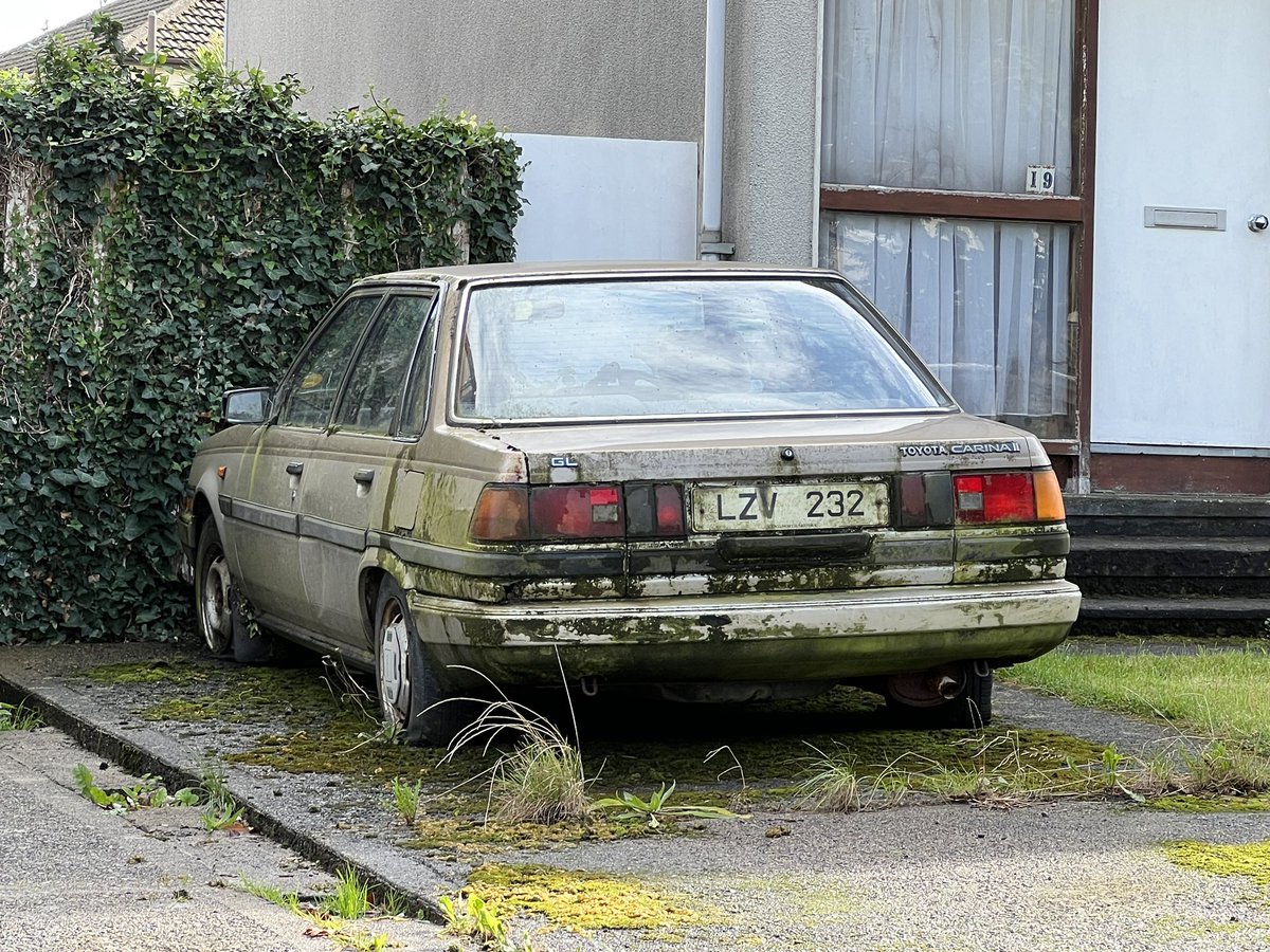 CrapCCollective's tweet photo. I was stunned to find this manky old 1985 Carina on a Dublin driveway. Goodness knows how long it has sat here but there’s no NCT record online and Streetview shows it there since at least 2009. #Autoshite #ChodOfDublin https://t.co/3mq9SZBj07