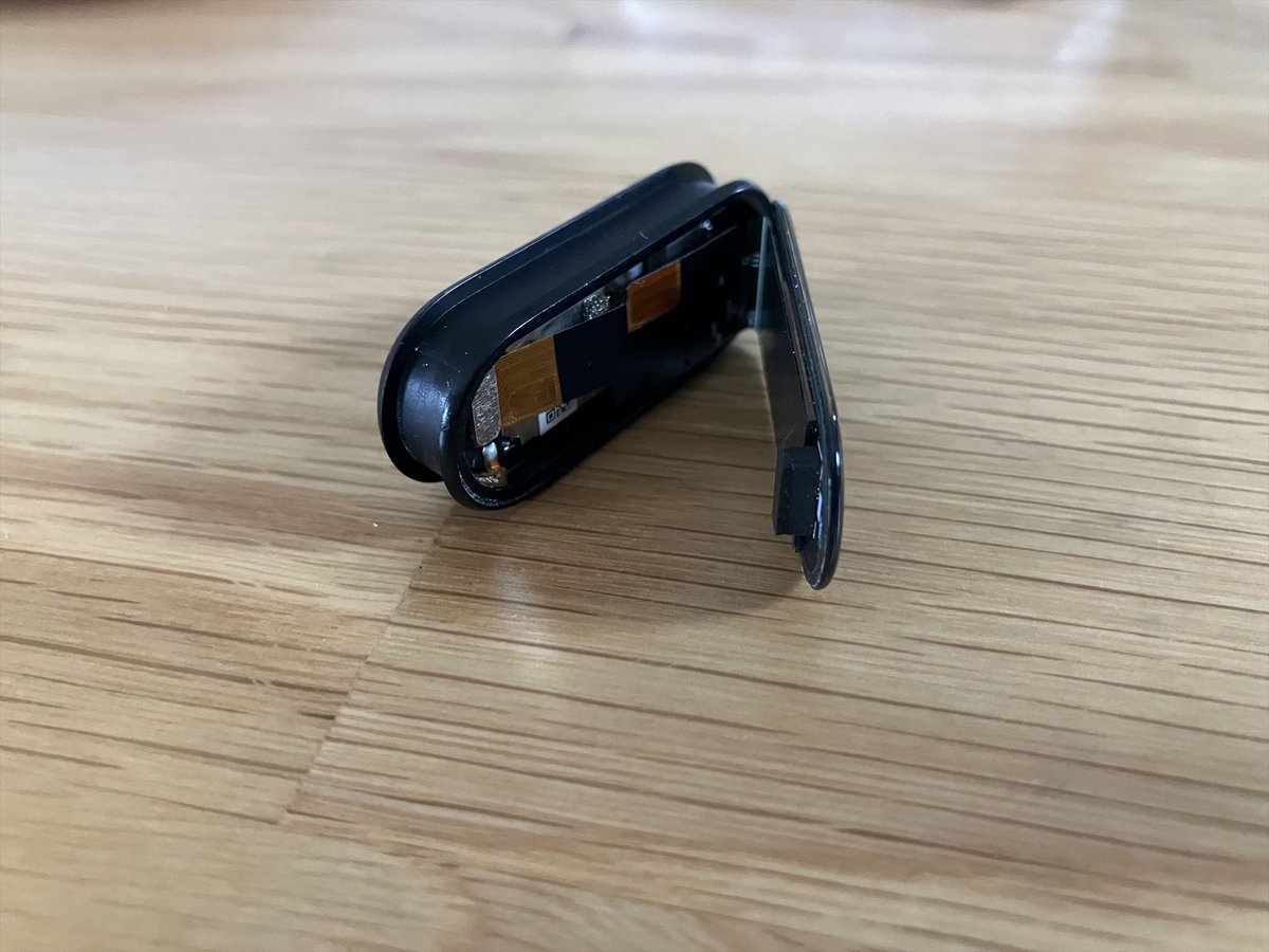 men100per's tweet photo. Xiaomi のスマートバンド5の液晶部分が外れてしまったので、修理かなとカスタマーセンターに問い合わせ。そうしたら、「日本国内保証サービス対象外商品」とのことで拒絶されて困惑中。公式ショップで買ってるし、修理依頼先も間違っていないと思うのですが・・・。 https://t.co/3yW9sDIRkX