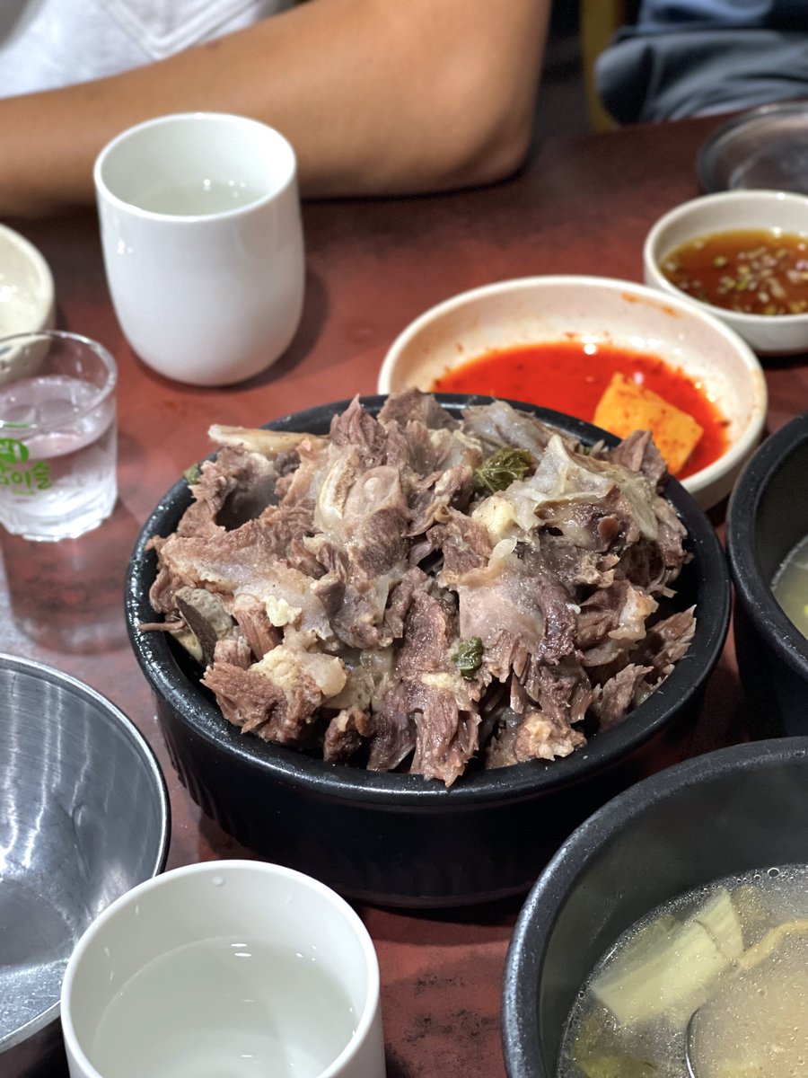 firegoodson's tweet photo. 종로 영춘옥의 곰탕과 따귀

1943년 오픈한 노포. 곰탕 아주 맛있다. 따귀는 뼈다귀. 가격이 좀 나가보이지만, 양이 의외로 적지 않다. 다른 뼈다귀 수육 내놓는 집들처럼 접시에 펼쳐놓으면 비슷하거나 더 많을 듯. 부드럽고 촉촉하다. 365일 24시간 영업이지만 따귀는 타이밍 안 맞으면 주문 못 함. https://t.co/haShQX2eaW