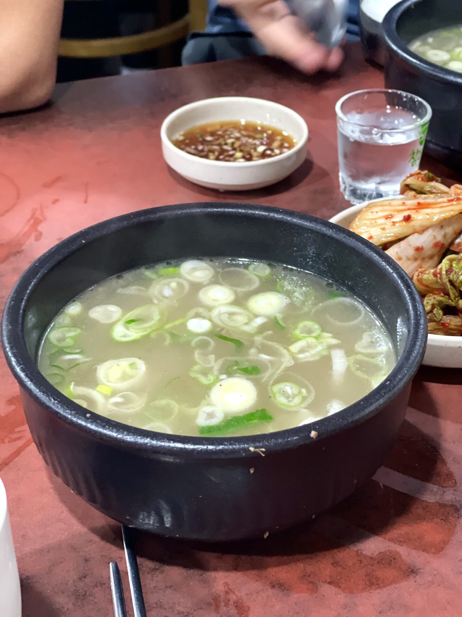 firegoodson's tweet photo. 종로 영춘옥의 곰탕과 따귀

1943년 오픈한 노포. 곰탕 아주 맛있다. 따귀는 뼈다귀. 가격이 좀 나가보이지만, 양이 의외로 적지 않다. 다른 뼈다귀 수육 내놓는 집들처럼 접시에 펼쳐놓으면 비슷하거나 더 많을 듯. 부드럽고 촉촉하다. 365일 24시간 영업이지만 따귀는 타이밍 안 맞으면 주문 못 함. https://t.co/haShQX2eaW