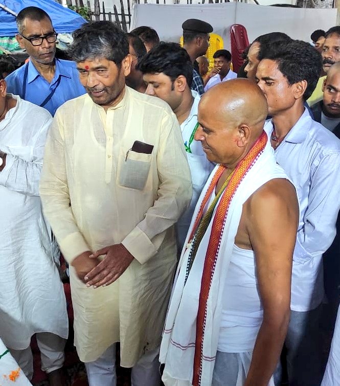 teampashupati's tweet photo. आज हाजीपुर के निवासी बाबू राम पासवान जी के आवास पहुंचकर उन्हें विन्रम श्रद्धांजलि देते एवं शोक संतप्त परिजनों से मुलाकात करते पार्टी के राष्ट्रीय अध्यक्ष सह केंद्रीय मंत्री आदरणीय @PashupatiParas जी। 

@Rljp4India 
@rljp4bihar https://t.co/EaC4iWY80H