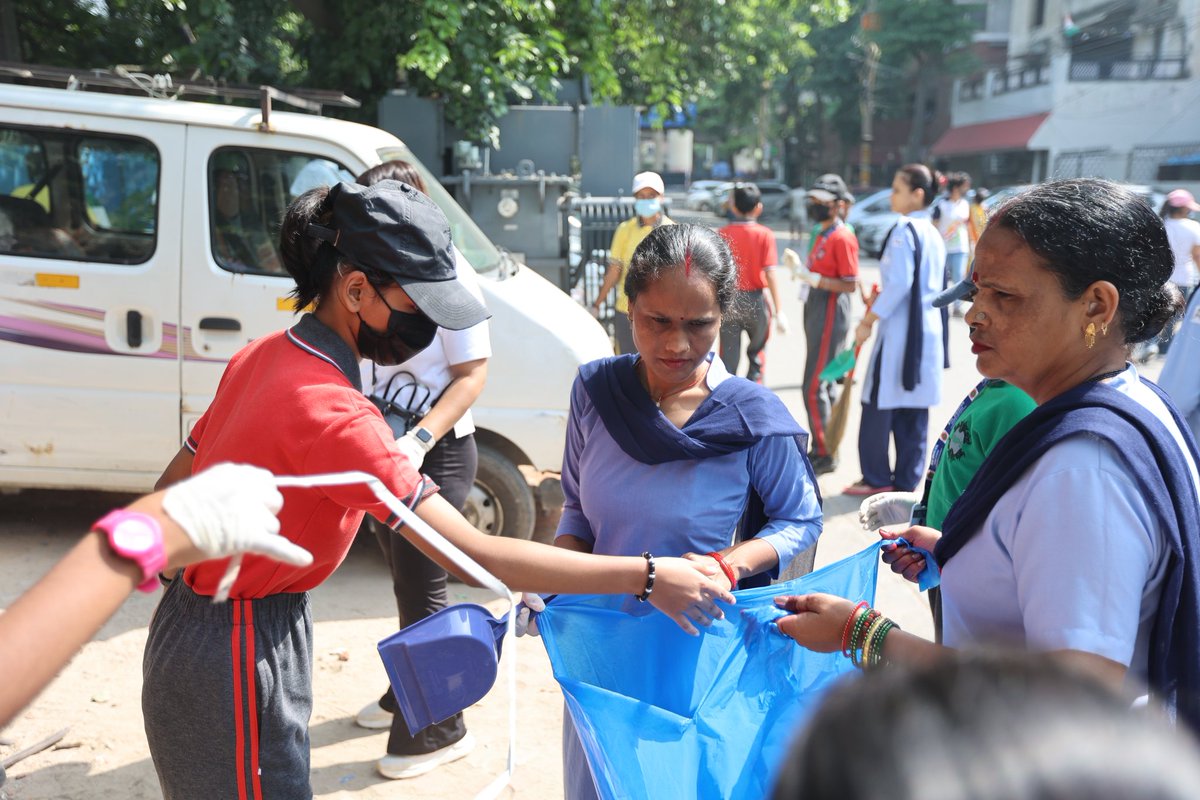 BBPSMV's tweet photo. Joining hands with the initiative helmed by Govt Of India, the students and staff of BBPS took to the vicinity of the school and its surrounding area with a lot of gusto  and partook in a community cleanliness drive #swachhanjali on 1st October from 10 am to 11 am. https://t.co/gNPCStIYUd