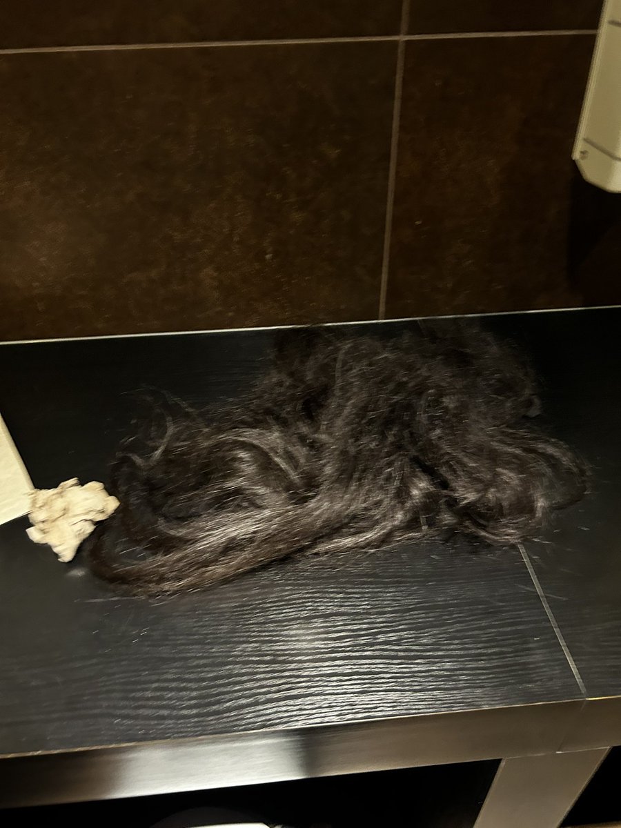 bbboniii's tweet photo. la quantità di capelli che perdo in doccia in sto periodo https://t.co/r7QsFO3I2g