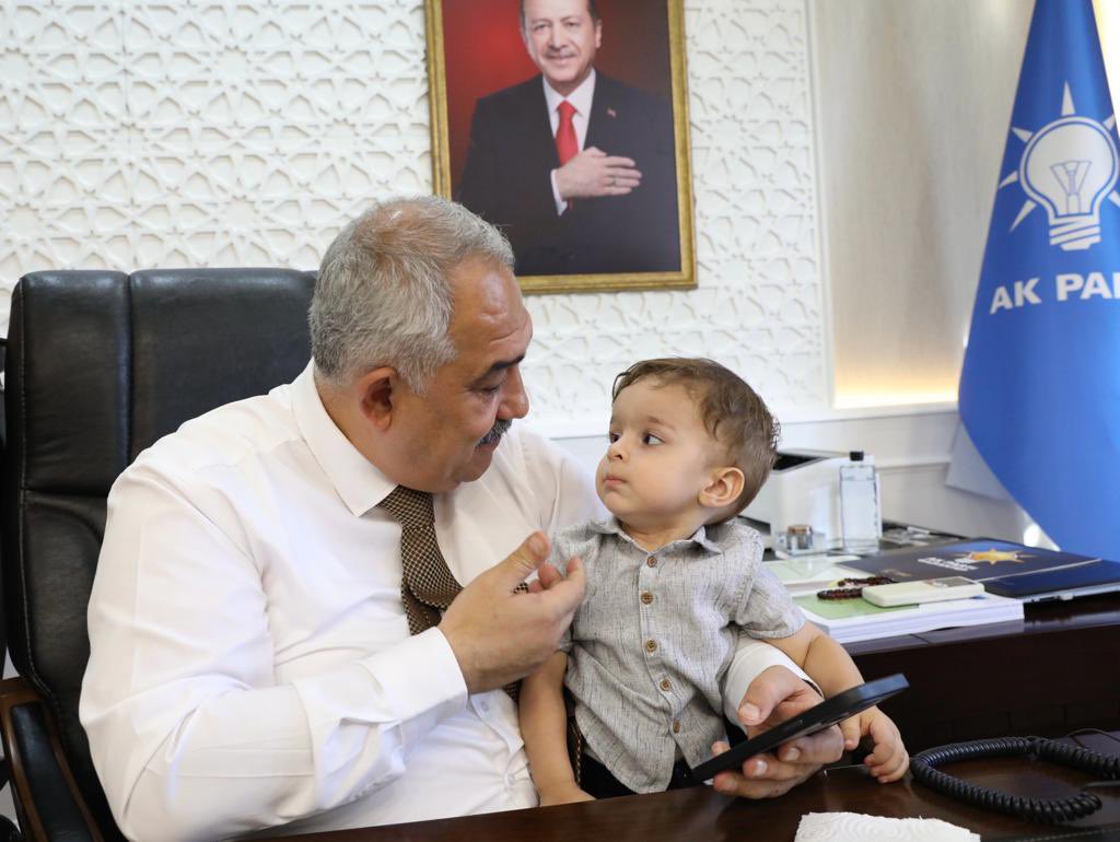muratcetin27's tweet photo. İkisinin aynı güne denk gelmesi çok anlamlı.
Bugün #YaşlılarGünü ve #DünyaÇocukGünü.
Maziden atiye yolculuğumuzun kahramanı yaşlılarımıza ve geleceğimizin teminatı çocuklarımıza hayırlı ömürler diliyorum.

Tecrübeleriyle yolumuzu aydınlatan yaşlılarımızın, varlıkları ve neşeleri ile dünyamıza renk katan çocuklarımızın günü kutlu olsun.