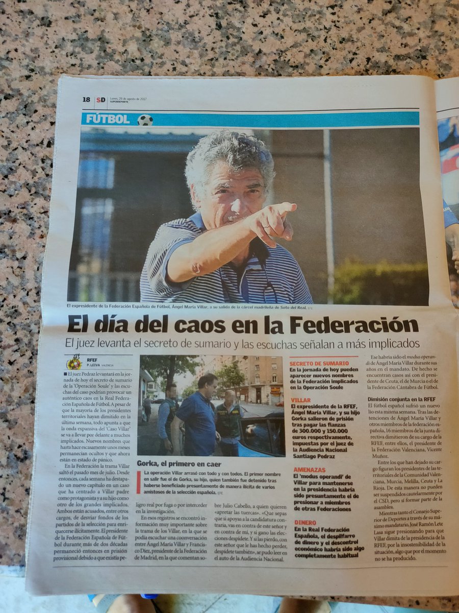 JuanPonsServer's tweet photo. Buscando un periódico viejo para encender la paella 🥘, voy y me encuentro ésto.
🎶La vida sigue igual...🎶 https://t.co/1Q3nCw7iTJ