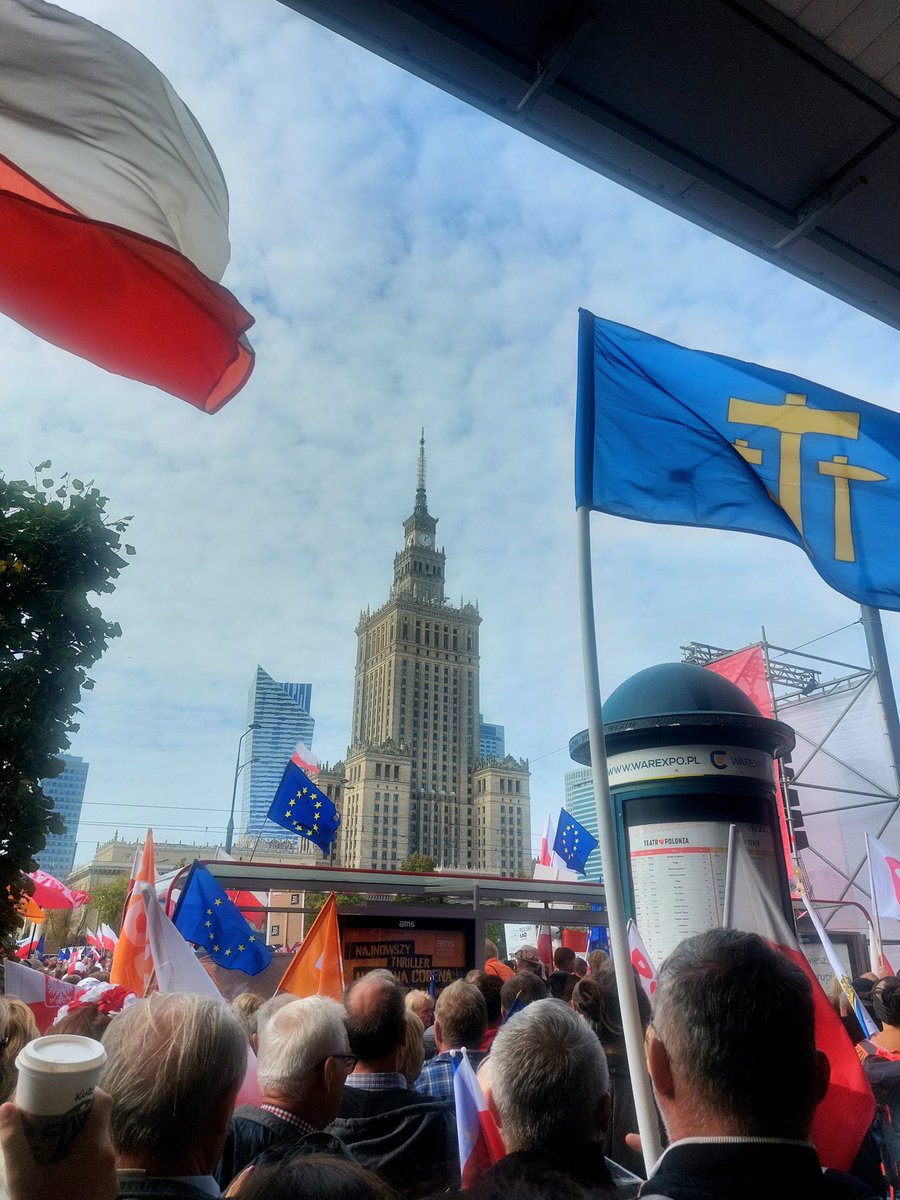 Piękny widok! Ponad milion ludzi przed Pałacem Kultury, a wśród nich powiewają Flagi Polski, Uni Europejskiej i Wieliczki✌️ 🤍❤️ #MarszMilionaSerc