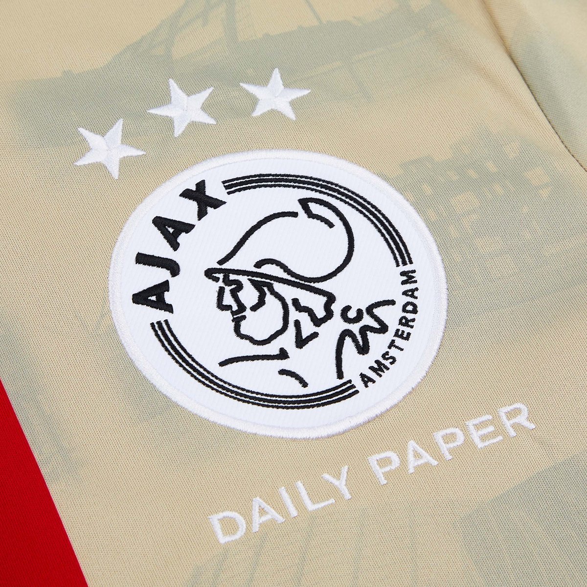 KubaSzlendak's tweet photo. 🇳🇱 Ajax Amsterdam opublikował sprawozdanie finansowe za sezon 2022/23. 

Zapraszam na moje omówienie 👇

Klub zakończył poprzednie rozgrywki następującymi wynikami sportowymi: 
🥉 3. miejsce w lidze
🚫 porażka w finale Pucharu Holandii 
🚫 porażka w Superpucharze Holandii 
✅ faza grupowa Ligi Mistrzów (3. miejsce w grupie)
🚫 odpadnięcie w 1/16 finału Ligi Europy  

Key numbers
Przychody operacyjne: 196.3 mln euro (vs 189.2 mln euro y2y)
Przychody Europa: 54.2 mln euro (vs 70.8 mln euro)
Przychody karnety: 13.2 mln euro (vs 10.5 mln euro) 
Koszty operacyjne: 191.6 mln euro (vs 196.8 mln euro)
Wynik operacyjny: 4.7 mln euro (vs -7.6 mln euro)
Płace: 99.2 mln euro
Liczba pracowników: 449 (vs 448)
Wynik finansowy netto: 39 mln euro (vs -24.3 mln euro)
Merchandising: 36 mln euro (vs 35.5 mln euro)
Kapitał własny: 236.6 mln euro (vs 197.6 mln euro)
Wynik na transferach: 113.3 mln euro

Liczba meczów seniorów: 48
Sprzedane karnety: 44 939 (vs 45 145)

Ciekawostki

Przed sezonem 2023/24 do grona partnerów klubu dołączyło BMW, jako partner motoryzacyjny. Marka zastąpiła dotychczasowego partnera - Mercedesa. Umowa została podpisana na 4 sezony, a w jej ramach klub otrzymał większy budżet na program leasingowy dla pracowników.

Ajax otrzymał kilka branżowych nagród za akcje związane ze sponsorami.

Wraz z Adidasem, Ajax tworzy kolekcję odzieży z klasycznym znaczkiem niemieckiej marki - Adidas Originals.

Ajax Esports odnosi duże sukcesy na arenie międzynarodowej i należy do ścisłego grona topowych zespołów. Nowymi sponsorami sekcji w poprzednim sezonie został JBL i Media Markt. Sukcesy w grze FIFA 23 zostały uhonorowane muralem w Rio de Janeiro.

W aplikacji Ajaksu kibice codziennie mogą brać udział w losowaniu nagród. Odbywa się to bardzo podobnie do kuponów w aplikacji Lidla - trzeba codziennie włączyć apkę i odebrać paczkę, w której może być prezent (zniżka w sklepie z gadżetami itp.). Chodzi oczywiście o "wymuszanie" aktywności poprzez codziennie logowanie. 

Klub od sezonu 2021/22 posiada platformę Ajax Resale, która służy do bezpiecznego i legalnego odsprzedawania biletów przez kibiców, którzy nie mogą pojawić się na stadionie. Z tej możliwości skorzystało aż 56 442 osób, co zapewniło klubowi dodatkowe środki oraz lepsze statystyki frekwencyjne. Z drugiej strony, kibice, którzy zainwestowali w karnet sezonowy odzyskali część środków.

Poprzez Ajax Coaching Academy, klub sprzedaje szkolenia z zakresu piłki nożnej, rozwoju talentów i zarządzania organizacją sportową. Z jej oferty skorzystało ok. 4 500 osób: trenerów, pracowników administracyjnych, skautów, analityków wideo i menadżerów sportu.

Ajax współpracuje z 50 (!) amatorskimi klubami piłkarskimi w Holandii oraz z partnerami z Meksyku, Brazylii i Zjednoczonych Emiratach Arabskich. Klub nawiązał współpracę z CF Pachuca, Club Athletico Paranaense i Shatjah FC. W sezonie 2021/22 Ajax otworzył komercyjną akademię Ajax Academy Dubai, dzięki czemu promuje się w regionie Zatoki Perskiej. 

Klub w raporcie przedstawia szczegółowe dane dot. zużycia wody, gdzie tłumaczy, dlaczego w porównaniu do poprzedniego sezonu liczby wzrosły o 28%. Omówiono konkretne rozwiązania, które wprowadzono, żeby ograniczać zużycie wody, gazu, energii elektrycznej i paliwa.

Stadion posiada na dachu 4 200 paneli słonecznych. Poza tym wykorzystywana jest zielona energia z farmy wiatrowej, a boisko jest ogrzewane ciepłem resztkowym (rurą powrotną) z elektrowni Diemer.

Ajax buduje kompleks sportowy, który będzie znajdował się obok Johan Cruijff ArenA i docelowo zapewni miejsce dla wszystkich drużyn męskich i kobiecych oraz dla działów administracyjnych. Na terenie De Nieuwe Toekomst będzie zbudowany ministadion i dwa dodatkowe boiska. Ajax zamierza do 2030 r. sprawić, że obiekty sportowe staną się całkowicie neutralne energetycznie. Przebudowa obecnego kompleksu sportowego zakończy się w połowie 2026 roku.

Eredivisie obrała za cel pozostanie wśród topowych lig w Europie. W związku z tym podjęto szereg działań, które mają zwiększyć jakość meczów. Przykładowo od sezonu 2025/26 wszystkie kluby Eredivisie będą miały obowiązek przygotowania wysokiej jakości murawy naturalnej lub hybrydowej. Ponadto od sezonu 2023/24 obowiązuje specjalny protokół zawodów, który zawiera wymagania co do jakości boisk.

Ajax oraz miasta Amsterdam zostały pokazane w jednym z odcinków kultowego serialu Apple TV+, Ted Lasso.

W poprzednim sezonie Ajax dołączył do ścisłego grona klubów, które współtworzą stroje meczowe z marką modową. Trzeci zestaw powstał we współpracy z amsterdamską marką Daily Paper. Koszulki zaprezentowano na ekranie na Times Square w Nowym Jorku.

Pod koniec sezonu zamiar odejścia z klubu ogłosił dyrektor generalny Edwin van der Sar. Jego obowiązki zostały przekazane pozostałym dyrektorom, a formalnie pozostał na stanowisku do 1 sierpnia 2023 r. Przez 11 lat zajmował stanowisko dyrektorskie, a od listopada 2016 r. był dyrektorem generalnym. Od sezonu 2016/17 do końca sezonu 2022/23 obroty klubu wzrosły ze 118 do 196 mln euro, a liczba FTE wzrosła z 324 do 449.

2 sierpnia 2023 roku Rada Nadzorcza klubu ogłosiła zamiar powołania Alexa Kroesa na stanowisko dyrektora generalnego i prezesa zarządu. Datę faktycznego zatrudnienia wyznaczono na 15 marca 2024 r. z powodu zakazu konkurencji, który obowiązuje Kroesa w związku z pracą w AZ Alkmaar.

Ajax mianował Jana van Halsta na stanowisko dyrektora od 4 września 2023 r. na okres przejściowy.

Według agencji badawczej CIES, w sezonie 2022/23 85 zawodników wyszkolonych przez Ajax zagrało w 31
europejskich ligach. Klub po raz kolejny
znalazł się na szczycie rankingu.

Na podkreślenie zasługuje to, że Ajax w raporcie dużo miejsca poświęca akademii i zespołowi kobiet. Klub z Amsterdamu posiada pełnoprawną akademię dla dziewczynek, a zespół U19 to jedyna drużyna młodzieżowa w Holandii, która trenuje w takim samym wymiarze czasowym, co jej męski odpowiednik oraz łączy treningi piłkarskie z edukacją.

W raporcie wyczerpująco opisano identyfikację oraz zarządzanie ryzykiem klubu jako przedsiębiorstwa, nie tylko jako klubu piłkarskiego. Znalazło się także miejsce na szczegółowe informacje nt. wynagrodzenia członków zarządu. Dowiadujemy się z nich, że Edwin van der Saar w sezonie 2022/23 zarobił łącznie 1 265 000 euro.

Ajax zakwalifikował się do fazy grupowej Ligi Europy na sezon 2023/24. W roku obrotowym 2023/24 miały miejsce transfery https://t.co/njBD4uc0QS. Jurriëna Timbera, Edsona Álvareza, Calvina Basseya i Mohammeda Kudusa. Z ww. przyczyn, Ajax spodziewa się dodatniego wyniku netto za rok finansowy 2023/24.

-

Świetny raport, który powinien być wzorem dla innych klubów. Gratulacje @AFCAjax 👍