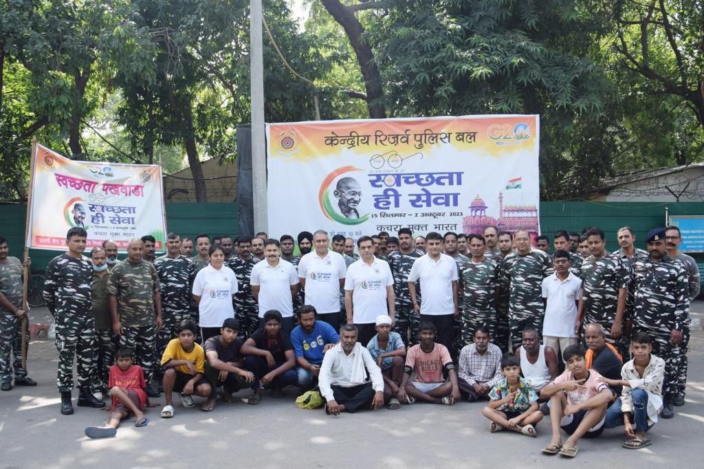 Joining the movement for a cleaner India #SwachhataHiSewa Northern Sector @crpfindia led by IG NS @MSBhatiaIPS engaged in a cleanliness drive near CGO Complex & R K Puram #Delhi involving locals, students & Jawans, exemplifying their commitment for “Kachra Mukt Bharat” #SHS2023
