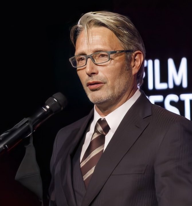 noforts's tweet photo. Mads Mikkelsen receives the International Actor's Award at Film Festival Cologne, 2020 https://t.co/6x5c7vFu0W