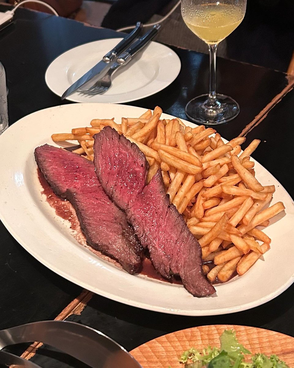 riina_lam's tweet photo. お肉とサングリア🍷♡
写真はハラミステーキ4人前🍽️
ボリューム満点でした🫶🏻
このサングリアパインの味がして飲みやすくて美味しかった🍍💛

📍三軒茶屋 trois(トロワ) https://t.co/3Xx18w8MKP