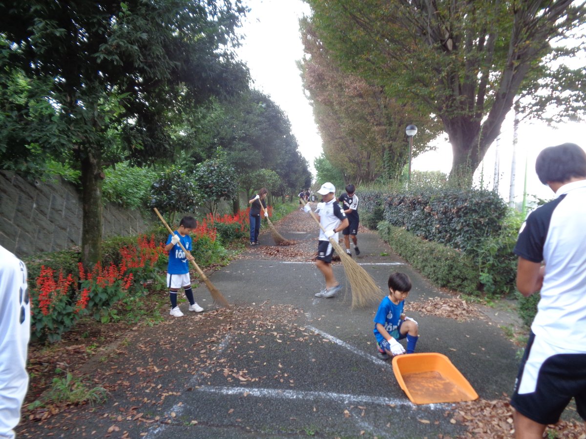 ogoundouko32560's tweet photo. 【図南スポーツクラブ様】による清掃活動】
9月３０日（土）図南スポーツクラブの選手、スタッフ、保護者の方、総勢２００人により公園内の清掃作業を行っていただきました！
大変キレイになりました。図南の皆さん、ありがとうございました。
なんと、ゴミ袋に１００枚です。 https://t.co/NosTrwV2av