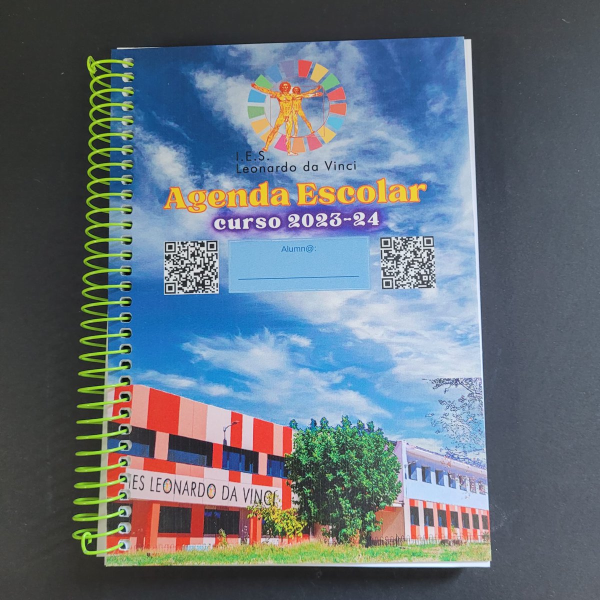 Buenas noticias: ya están las agendas.
A partir de mañana, los alumnos de 3,4 y Diver las pueden recoger en los recreos de 15 minutos en edificio 1. 
1 y 2 eso y bachillerato en el hall del edificio 3 en el recreo largo.
Los socios AMPA de la ESO no pagan, el resto abona 5 €.