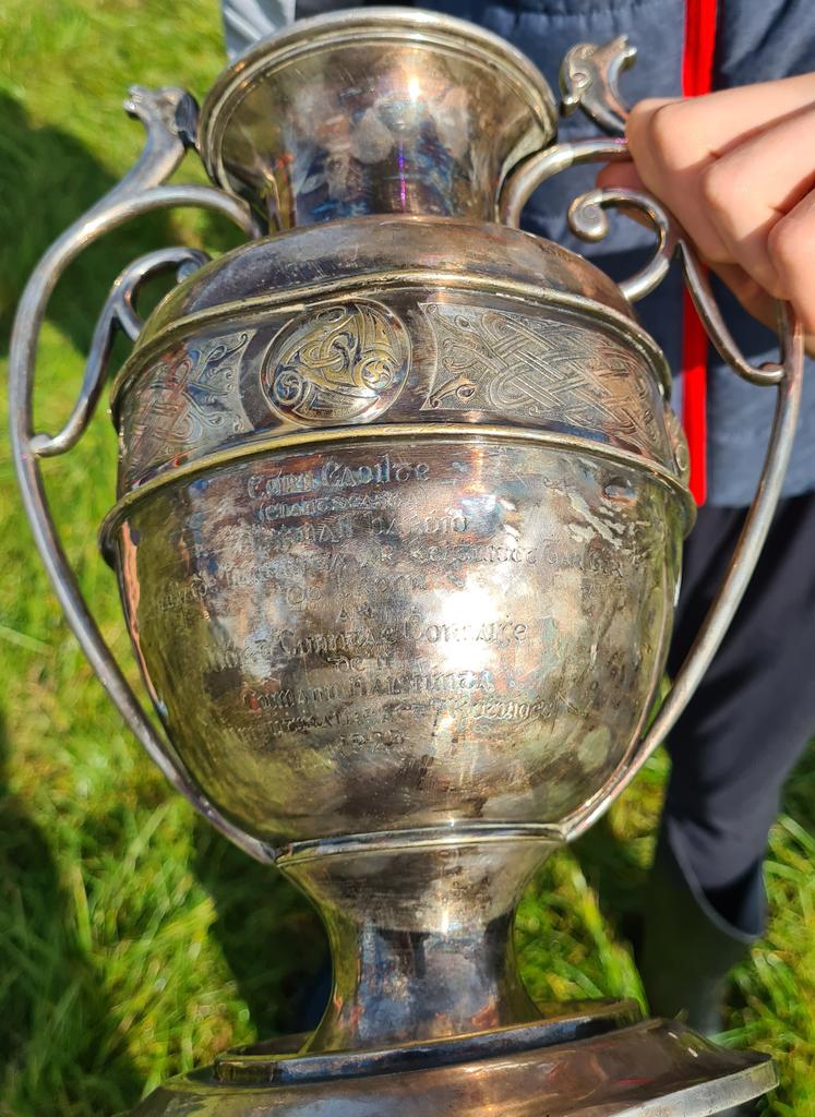 SchoolsAthletic's tweet photo. The #Cork #County #Senior #CrossCountry #Championship #Trophy on display among the massive crowds at the #CORK #COUNTY #CROSSCOUNTRY
#CHAMPIONSHIPS in #CARRIGADROHID #WESTMUSKERRYAC @WestMuskerryAC @AthleticsCork @irishathletics #CORKATHLETICS #ATHLETICSIRELAND https://t.co/C8YqNT5tOW