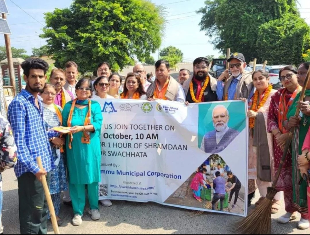JammuSouth's tweet photo. #swachhata abhiyan #श्रम दान #  स्वच्छता ही सेवा
Special thanks Neena Gupta ji
#jammusouth
#mahilamorchajammusouth
@BJPMM4JK https://t.co/zPGvIWNC0L