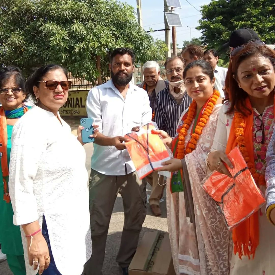 JammuSouth's tweet photo. #swachhata abhiyan #श्रम दान #  स्वच्छता ही सेवा
Special thanks Neena Gupta ji
#jammusouth
#mahilamorchajammusouth
@BJPMM4JK https://t.co/zPGvIWNC0L