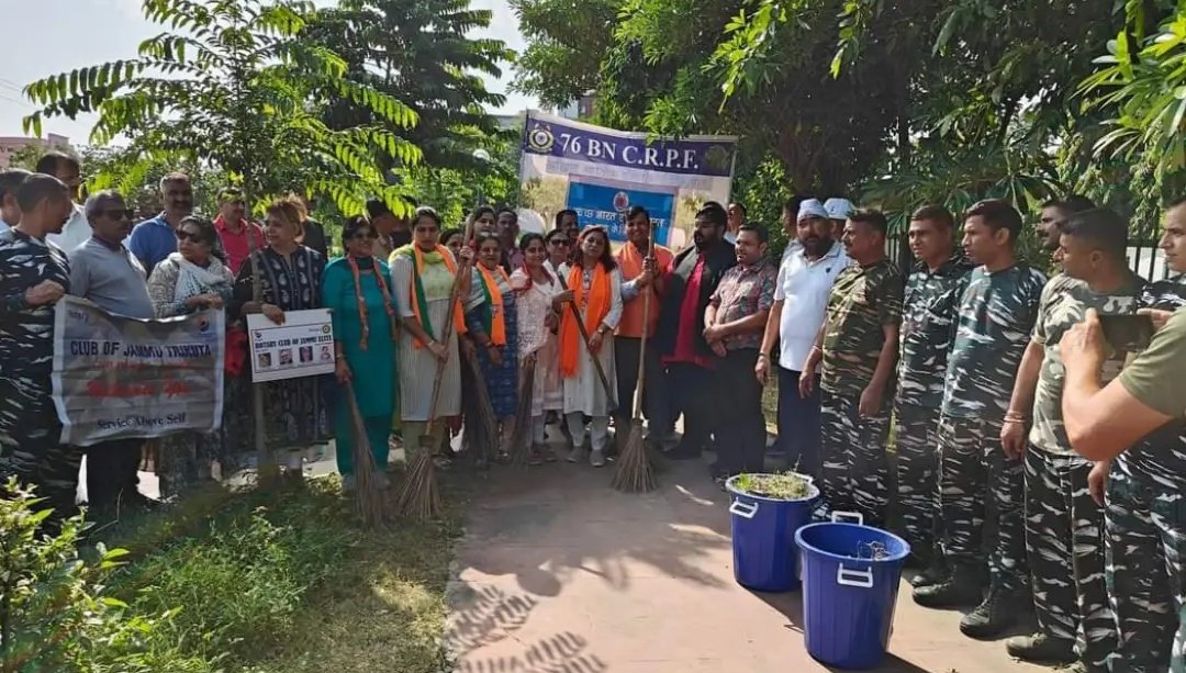 JammuSouth's tweet photo. #swachhata abhiyan #श्रम दान #  स्वच्छता ही सेवा
Special thanks Neena Gupta ji
#jammusouth
#mahilamorchajammusouth
@BJPMM4JK https://t.co/zPGvIWNC0L