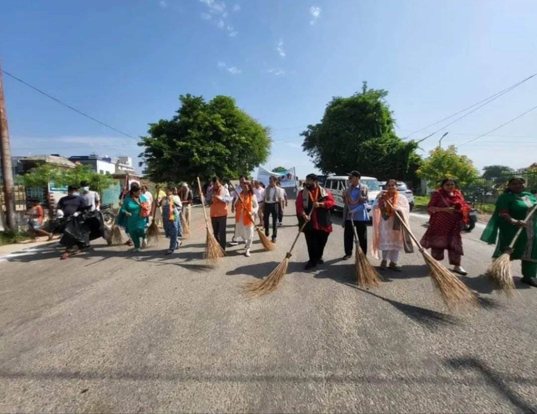 JammuSouth's tweet photo. #swachhata abhiyan #श्रम दान #  स्वच्छता ही सेवा
Special thanks Neena Gupta ji
#jammusouth
#mahilamorchajammusouth
@BJPMM4JK https://t.co/zPGvIWNC0L