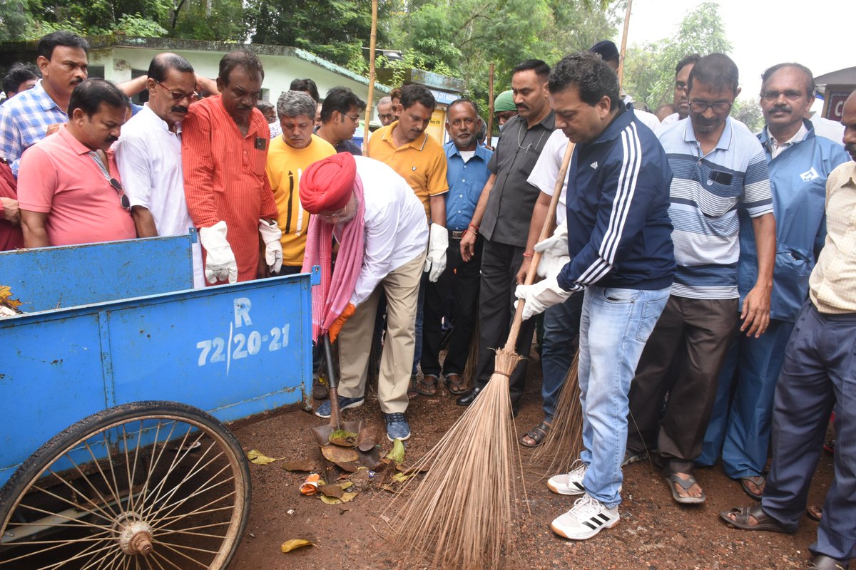 DSPSAIL1's tweet photo. As part of Sawchh Bharat Mission, DSP collective under banner of “EK TAREEKH EK GHANTA EK SATH” offered their Shramdaan in market place areas near DSP Main Hospital on 01.10.23. MP, Shri SS Ahluwalia MP, Director In-charge Shri BP Singh & others cleaned the areas
@SAILsteel https://t.co/3YO4wTjGOM