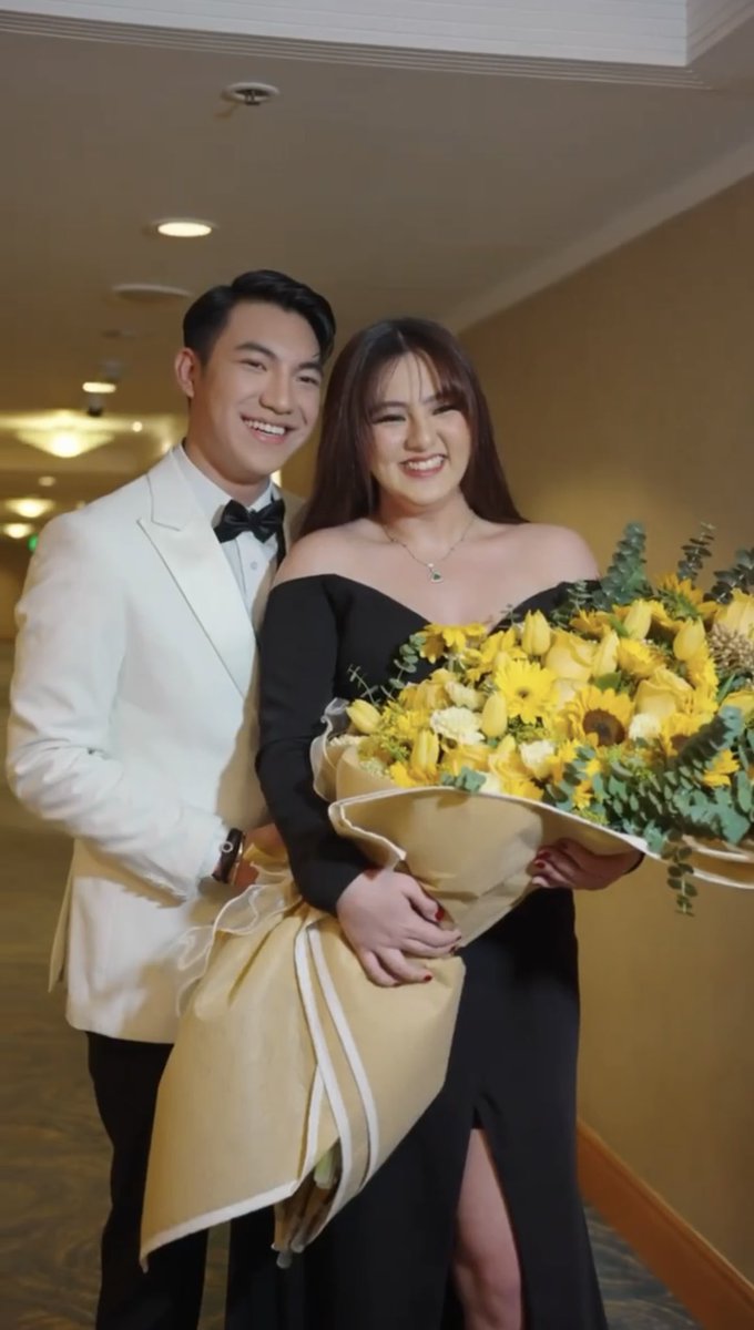 CassRenOfc's tweet photo. Darren and Cassy with the beautiful yellow big flower bouquet! 

D preferred to give a big bouquet to Cass because it's her first time to attend the ABSCBN Ball.

cr: niceprint
#CassRen #CassyLegaspi #DARREN https://t.co/T7CVtthYU0