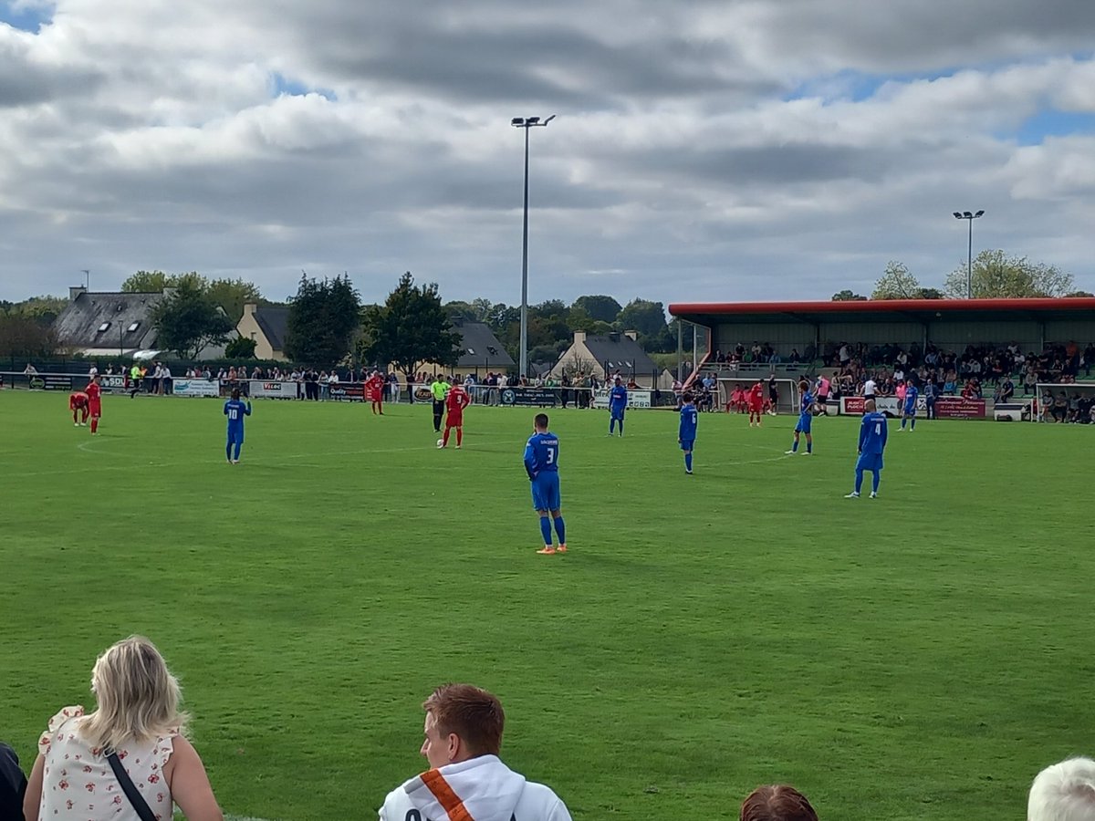 lelannic77's tweet photo. Retour au pays breton pour ce GSC Moreac-Vannes OC, 4e tour de coupe de France (1-3) Plaisir de revenir dans ce stade rempli de souvenirs! Bravo les rouges et verts. O Breizh ma Bro. #Moreac #Vannes #football #FFF #Cdf https://t.co/oYc6yg8YiE