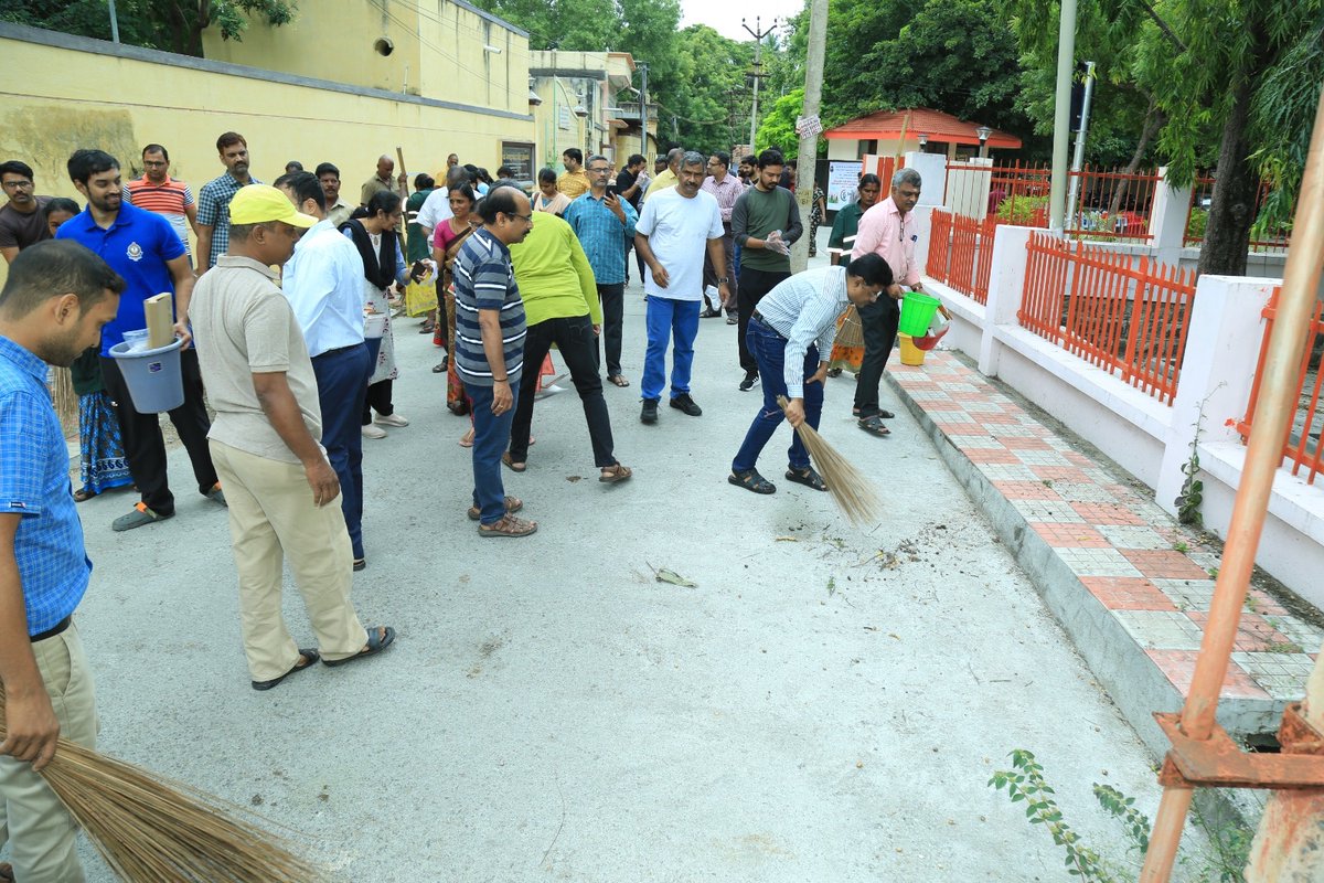 GstSalem's tweet photo. #SwachhBharat Cleanliness campaign on SHS - Shramdhaan &amp; Jan Bhagidhari was conducted in Salem GST Comm’te on  01.10.2023 @10:00AM, headed by  Shri.M G. Thamizh Valavan, Commr, Smt. Deepti IP, JC and ACs with the participation of officers, family and community. 
@SwachhBharatGov https://t.co/Ao2GJ4KKSB