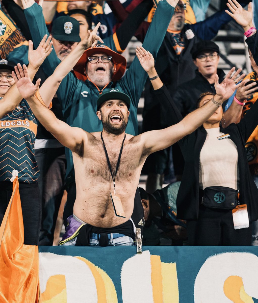 glorymag_'s tweet photo. Is there a more passionate Chairman in football? @sandiegoloyal’s Andrew Vassiliadis leading the chants during their home victory last night. 

Read about this incredible club in the latest issue of Gløry: https://t.co/gSxx769Edb https://t.co/FjoUC7lW3h