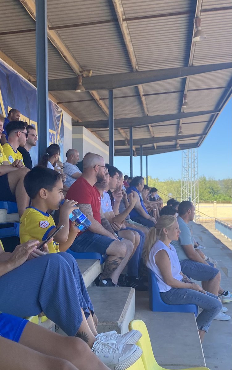 ⏩️Atl. Palma del Río CF 3 - Córdoba CF SAD 1
✅Triunfo amarillo.
⚽️Dos goles de Fran Arjona y uno de Diego dan al equipo palmeño una nueva victoria.
🛠️🚘Agradecemos a TALLER DE CHAPA Y PINTURA JUAN MARÍA LÓPEZ la colaboración con el diseño y montaje del soporte de balón.