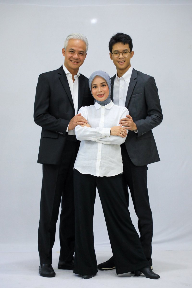 kiki_daliyo's tweet photo. Siti Atikoh “Saya wakafkan suami untuk masyarakat.” 

Alam “Keluarga itu ekosistem, timbal balik. Jangan sampai hanya satu orang memberi, yang lain menerima. Tapi semua itu harus saling.” 

Ganjar “Saya musti memprotect keluarga saya. Keluarga saya melebihi dari seluruh jabatan dan harta.” 

Begitulah seharusnya memaknai sebuah keluarga. Saling memahami, mengerti serta peduli menjadi kunci kebahagiaan dan harmonisasi keluarga. 

❤️❤️❤️

𝐊𝐞𝐥𝐮𝐚𝐫𝐠𝐚 𝐂𝐞𝐦𝐚𝐫𝐚 𝐆𝐚𝐧𝐣𝐚𝐫
