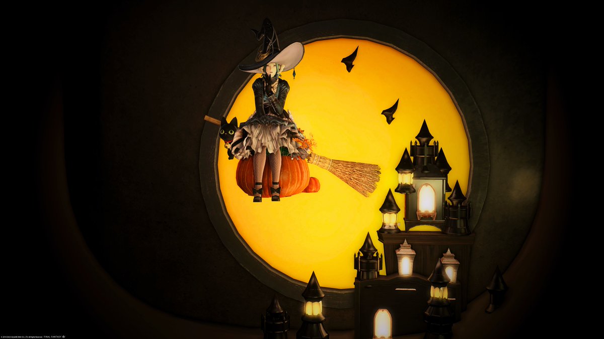 Rosberg_Melina's tweet photo. 『黒ネコ集会。』 
黒ネコと魔女のハロウィンスタジオ。
魔法のほうきで満月散歩。黒ネコ連れ（ミニオン）で、横乗りも縦乗りも可能。
＋ハロウィンチェックの壁。 
  
エレDC／Tonberry／ラベ18 リリーヒルズ1-63号室 
タグ／ #studio_placious 
#ハウジング自由に撮影してねFF14 #FF14ハウジング https://t.co/puLXmPj0jp
