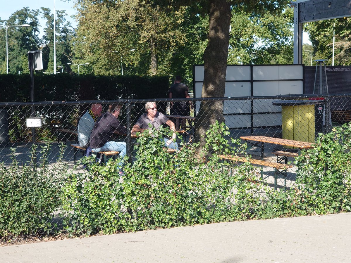jeroenfaassen's tweet photo. Het supporterscafe na afloop sluiten uit angst voor rellen, gewoon op een bankje aan een tafel zitten mag blijkbaar weer wel. Gooi gewoon open dat ding. @VVVVenlo @gemeentevenlo @POL_Limburg 
#vvvhel https://t.co/Z6HjHLE52h