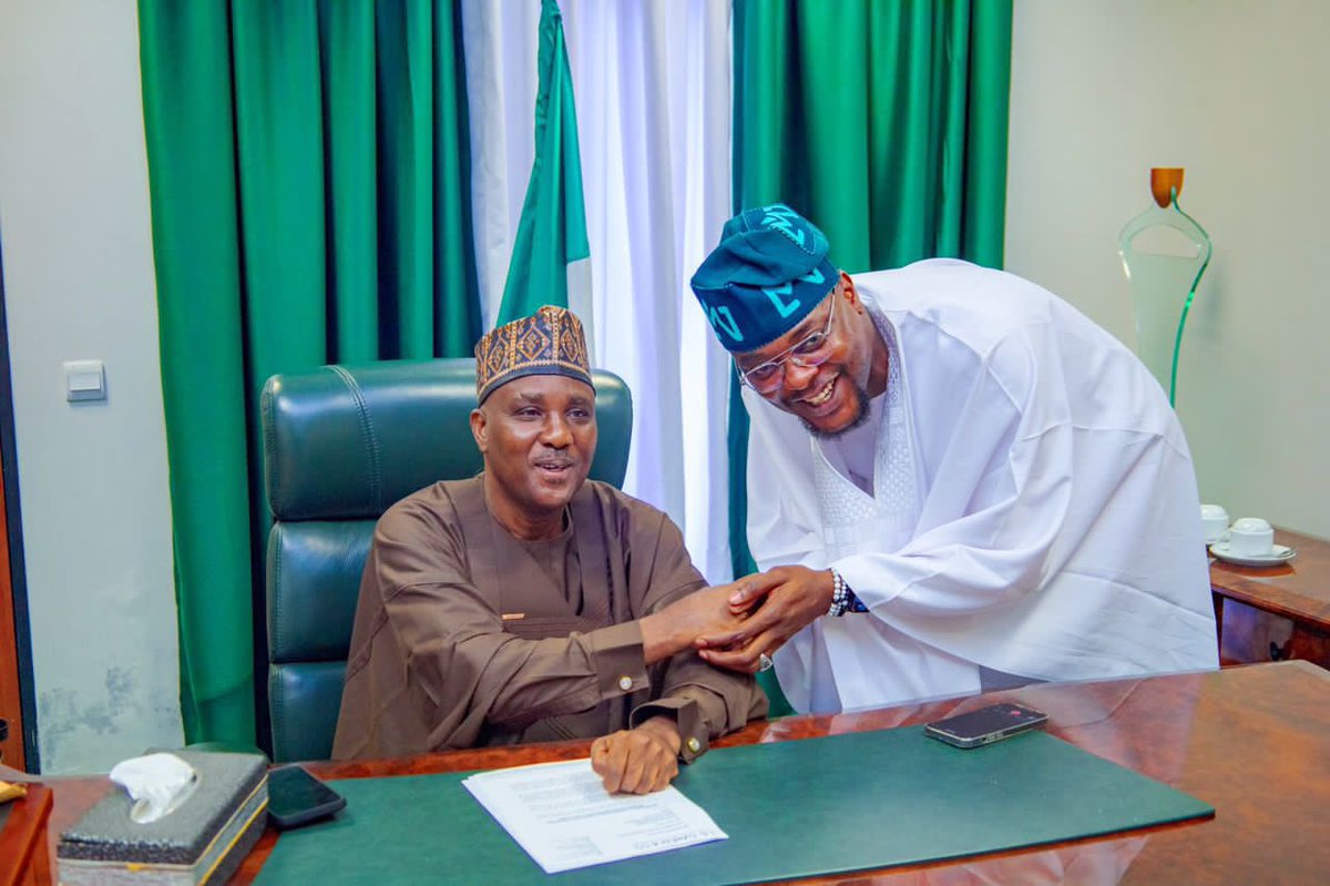 Rayyan_Tukur's tweet image. Hon @lamijuakala and us join millions of Nigeria to celebrate Hon @Speaker_Abbas and leader of the Federal House of Representatives, RT Hon Tajudeen Abass PhD on his birthday anniversary.

#IndependenceDay 
#independenceday2023 
#IndependenceDayNigeria
