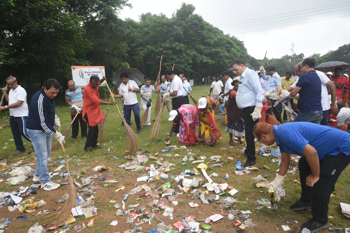 DSPSAIL1's tweet photo. As part of the Sawchh Bharat Mission, DSP collective under the banner of “EK TAREEKH EK GHANTA EK SATH” offered their Shramdaan in at Rajiv Gandhi Mela Maidan on 01.10.23. Director In-charge, Shri BP Singh & others cleaned the area @SAILsteel https://t.co/4rVIeBT8fM