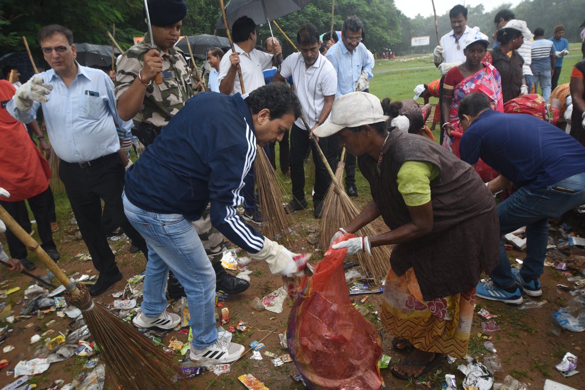 DSPSAIL1's tweet photo. As part of the Sawchh Bharat Mission, DSP collective under the banner of “EK TAREEKH EK GHANTA EK SATH” offered their Shramdaan in at Rajiv Gandhi Mela Maidan on 01.10.23. Director In-charge, Shri BP Singh & others cleaned the area @SAILsteel https://t.co/4rVIeBT8fM