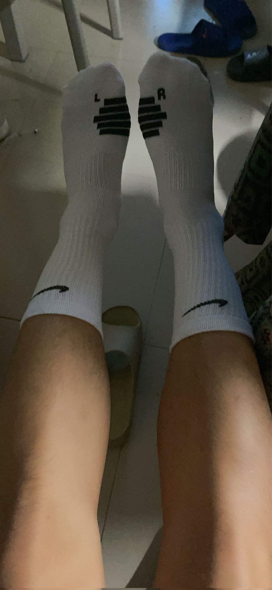 白袜体育生（福利版） on X: 今日份体育生直男小哥哥，身高185，体重135斤，43码大脚，被勾引拍袜子，有喜欢的可以私信定制哦