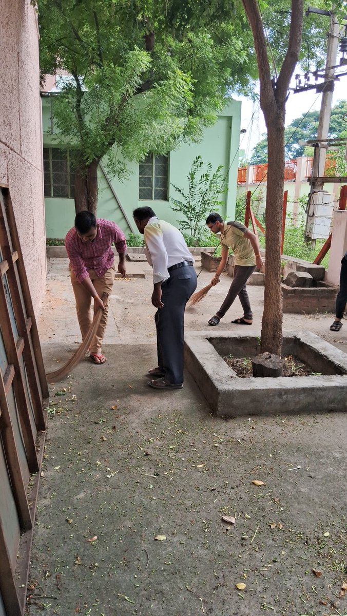 GstSalem's tweet photo. #SwachhBharat Swachhata program was conducted by the Hosur and Erode Divisions of Salem GST Commissionerate on  01.10.2023 @10.00AM with the participation of officers and staff. @SwachhBharatGov https://t.co/q4e4eTcPUk