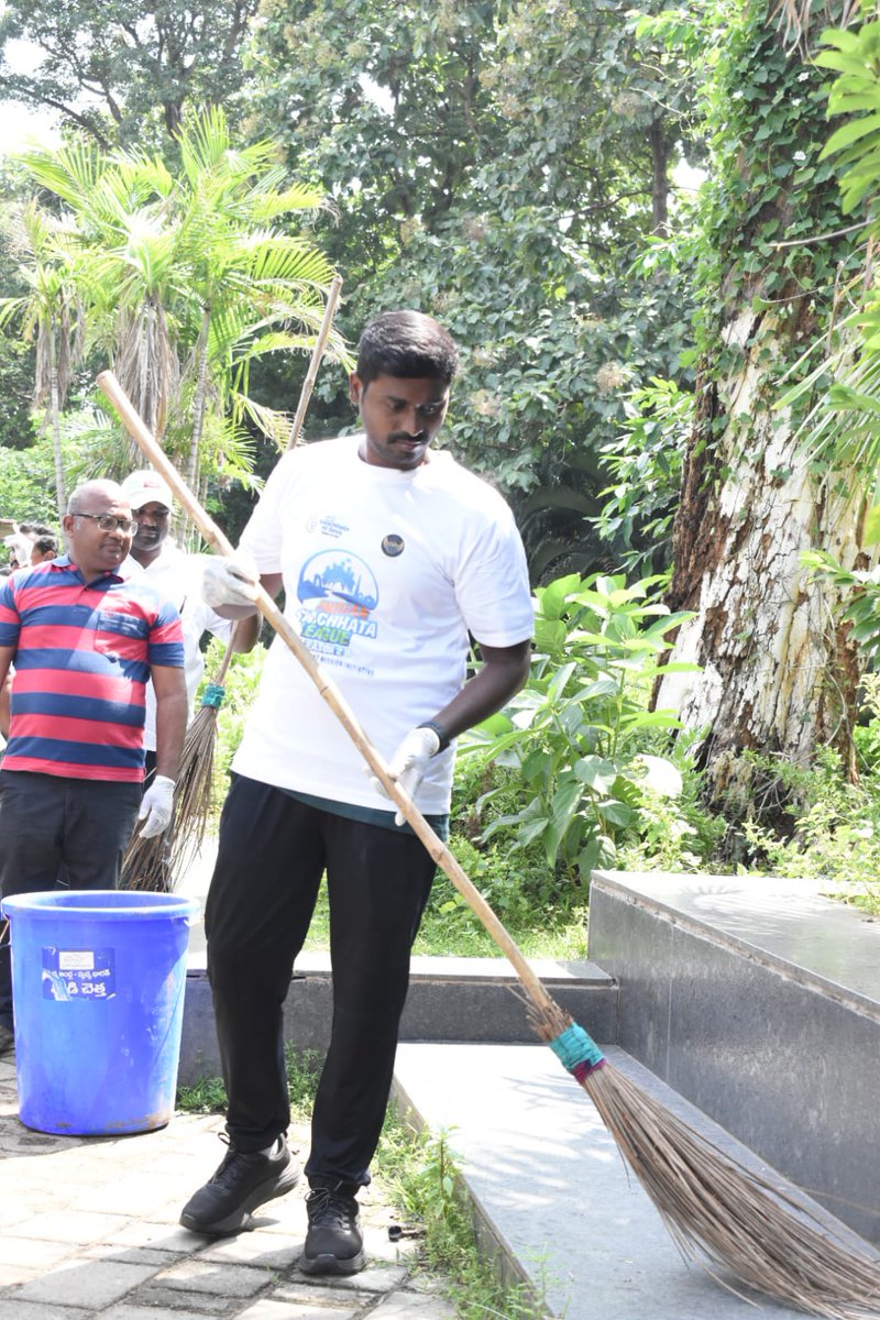 RMCoffice's tweet photo. Rajamahendravaram Municipal Corporation has organized a city-wide #shramadhan at Central Jail Road, as part of #SwachhataHiSeva and #EkThareekaEkGhanta #IndianSwachhataLeague #YouthVsGarbage #garbagefreeindia #rajamahendravamswachhrisers https://t.co/DewaWtGlrQ