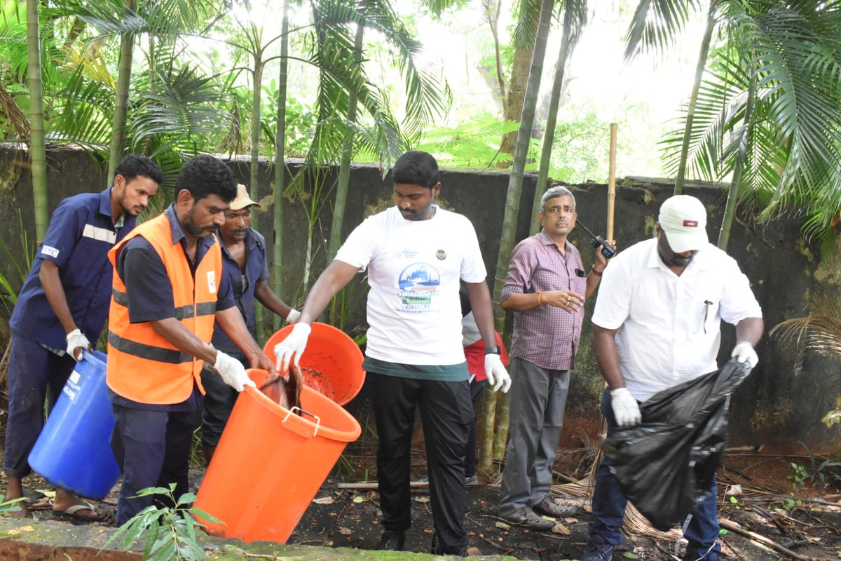 RMCoffice's tweet photo. Rajamahendravaram Municipal Corporation has organized a city-wide #shramadhan at Central Jail Road, as part of #SwachhataHiSeva and #EkThareekaEkGhanta #IndianSwachhataLeague #YouthVsGarbage #garbagefreeindia #rajamahendravamswachhrisers https://t.co/DewaWtGlrQ