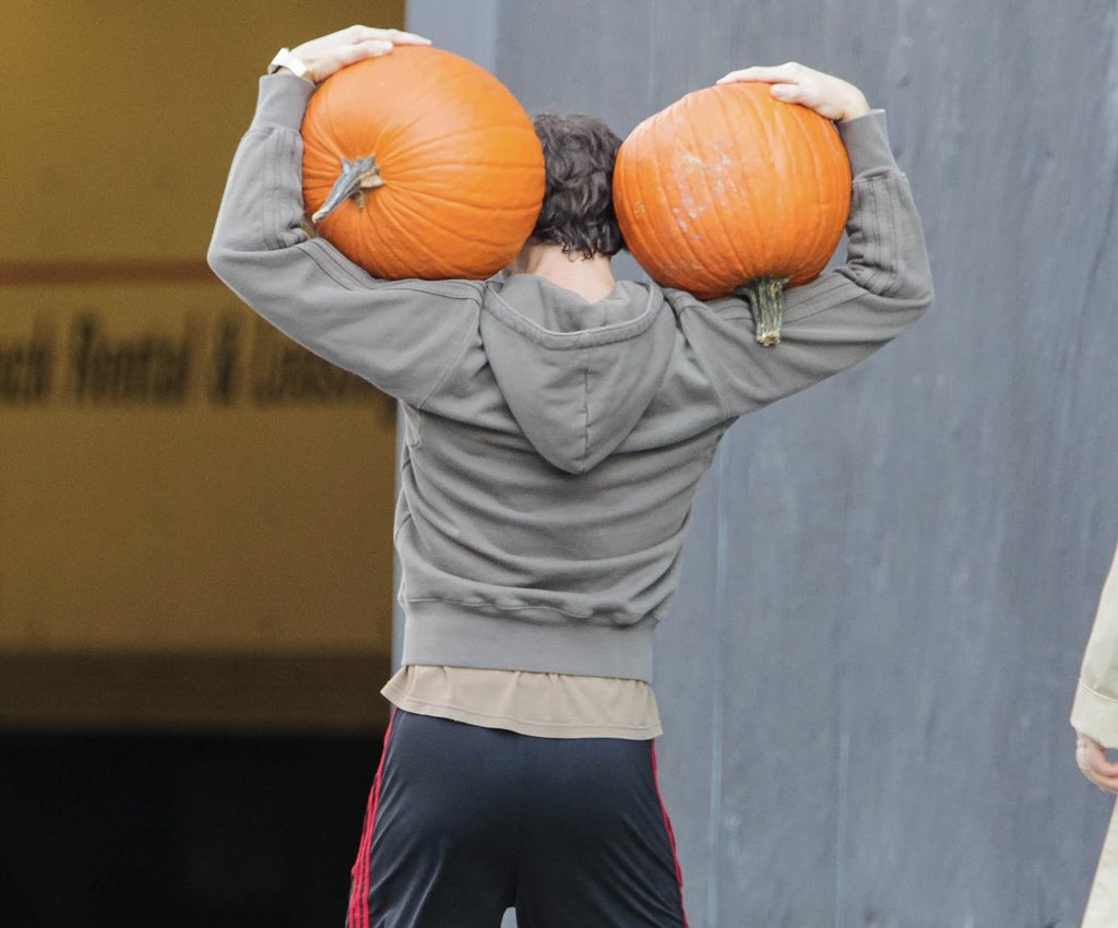 sihaya74's tweet photo. Happy October.
He has arrived.
#PUMPKINDANCY
#Hannibal
ππππππ https://t.co/3AOrCK11Ks