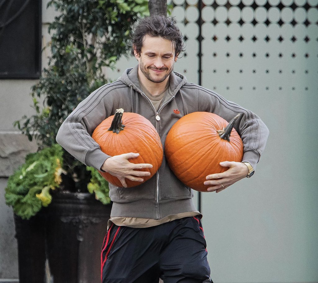 sihaya74's tweet photo. Happy October.
He has arrived.
#PUMPKINDANCY
#Hannibal
ππππππ https://t.co/3AOrCK11Ks