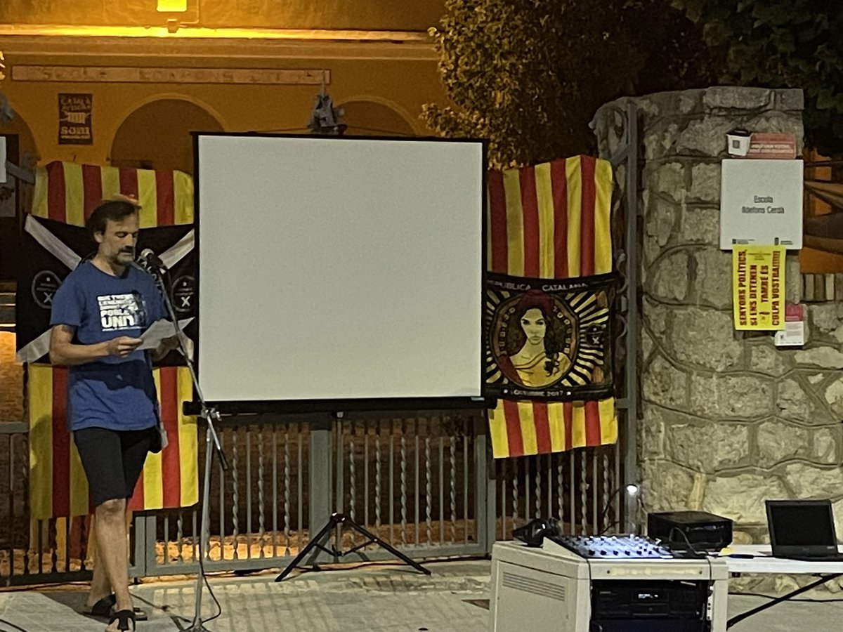 csayos's tweet photo. A #Centelles, #nioblitniperdó ! #1-O . Com diu en Xavi: No som ni criminals ni terroristes! Som independentistes! #SortimAlCarrer https://t.co/GmN14dDmQ3