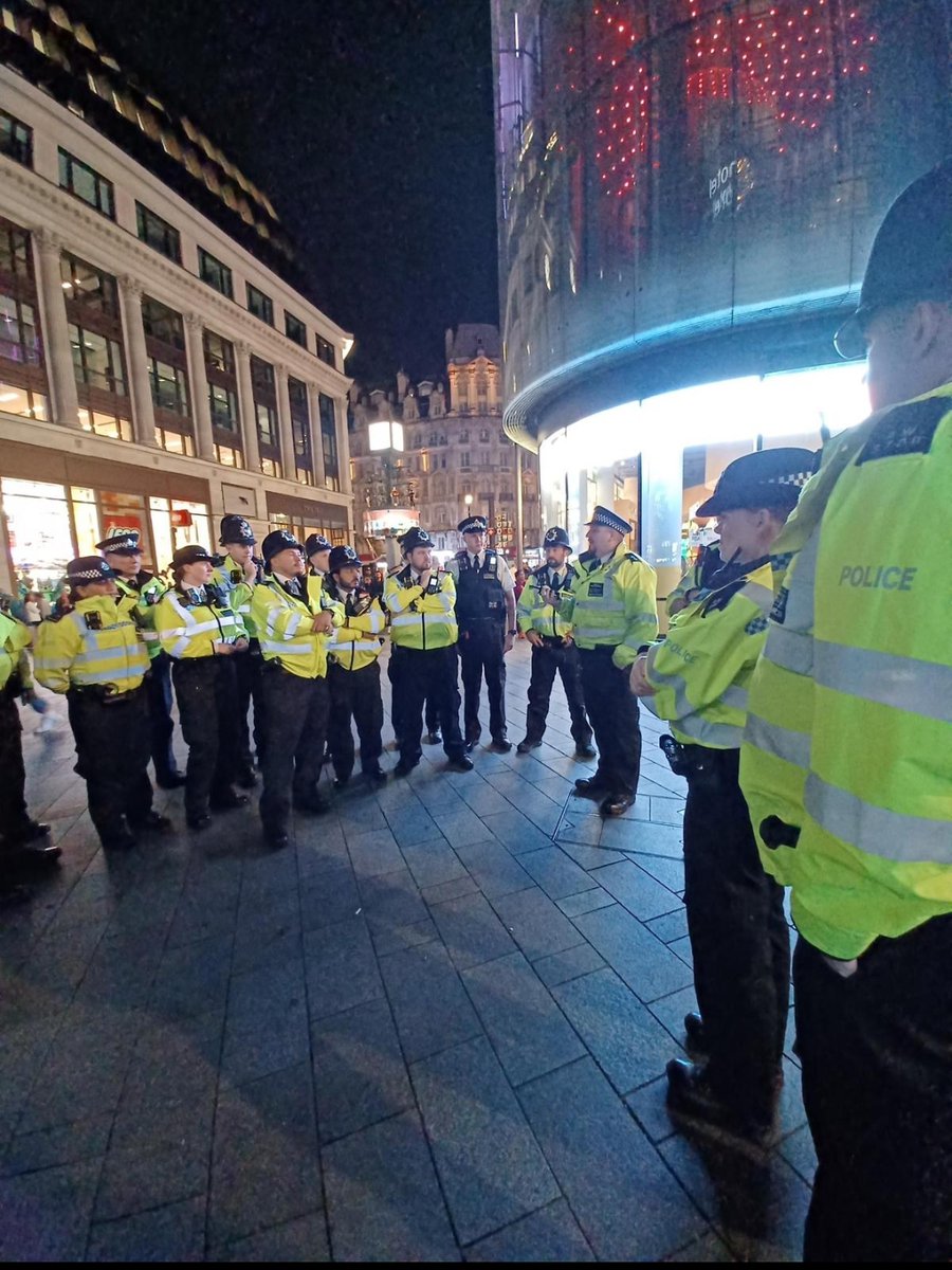 MPSWestminster's tweet photo. A/Insp Easterbrook led the West End Team last night following a street briefing in #LeicesterSquare
Results:
11 arrested for various offences (Sexual Assault, Assault on Police, Possession of offensive weapon, Assault and Drunk & Disorderly).
#MoreTrust #LessCrime #HighStandards https://t.co/vhetTjTOdX