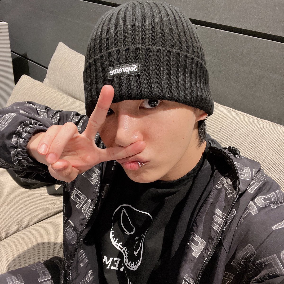 JeonJungkook_BR's tweet photo. “[…] Mesmo quando as pessoas escrevem comentários de ódio eu sou grato porque isso significa que eles têm esse tempo para mim~ Eu sou grato a eles, mas é claro que eu não gosto deles. Eu não posso gostar deles também né! Claro que não gosto das pessoas que escrevem coisas más de mim. Só (gosto/me importo) com quem torce por mim. Só vou trabalhar e viver muito por todos vocês!” — Jungkook