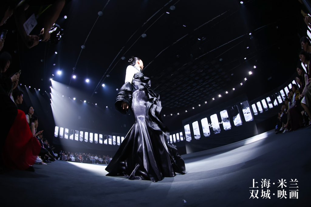 CitiesDesign's tweet photo. Coinciding with the Mid-Autumn Festival, a grand fashion show, "Shanghai Milan Twin City Showcase," presented by the Shanghai International Fashion Federation took center stage along the Huangpu River. https://t.co/O7JrxKY9az