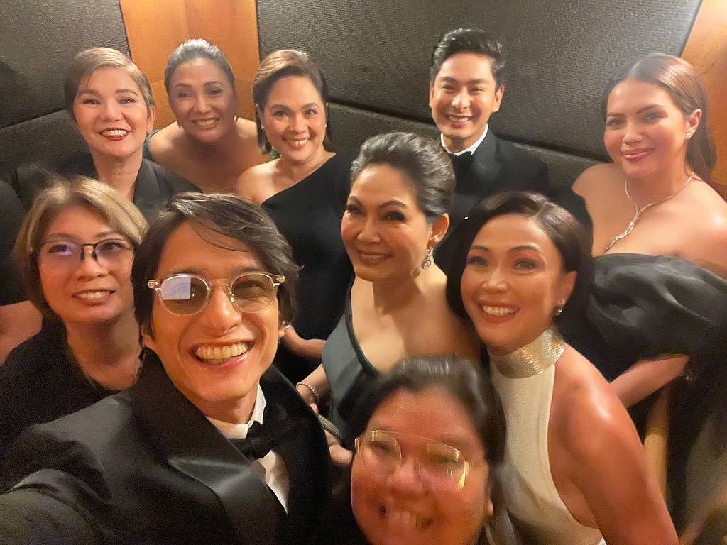 b617management's tweet photo. Nag kasya silang lahat sa loob ng elevator😉 📍Makati Shangrila Hotel✨

#JudyAnnSantosAgoncillo #RyanAgoncillo #AmyPerezCastillo #CherryPiePicache #MaricelSoriano #JodiStaMaria #CocoMartin #JuliaMontes 

#B617Family #B617Management #B617 
#AbsCbnForeverGrateful 
#AbsCbnBall2023 https://t.co/PUs4QgR8ld