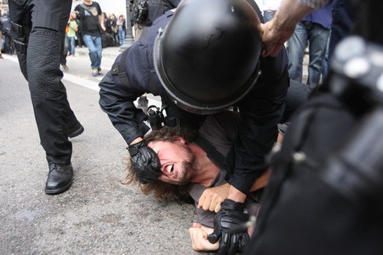 SabadellenseX's tweet photo. @RaholaOficial @SusodeToro1 Y estas a Cataluña, que por cierto, tú entonces lo justificabas diciendo aquello de "si se sientan y no salen y la policía los tiene que quitar, la imagen no será de abrazos".
Falsa hipócrita. #15M
@SusodeToro1 https://t.co/2MmSmXryAD