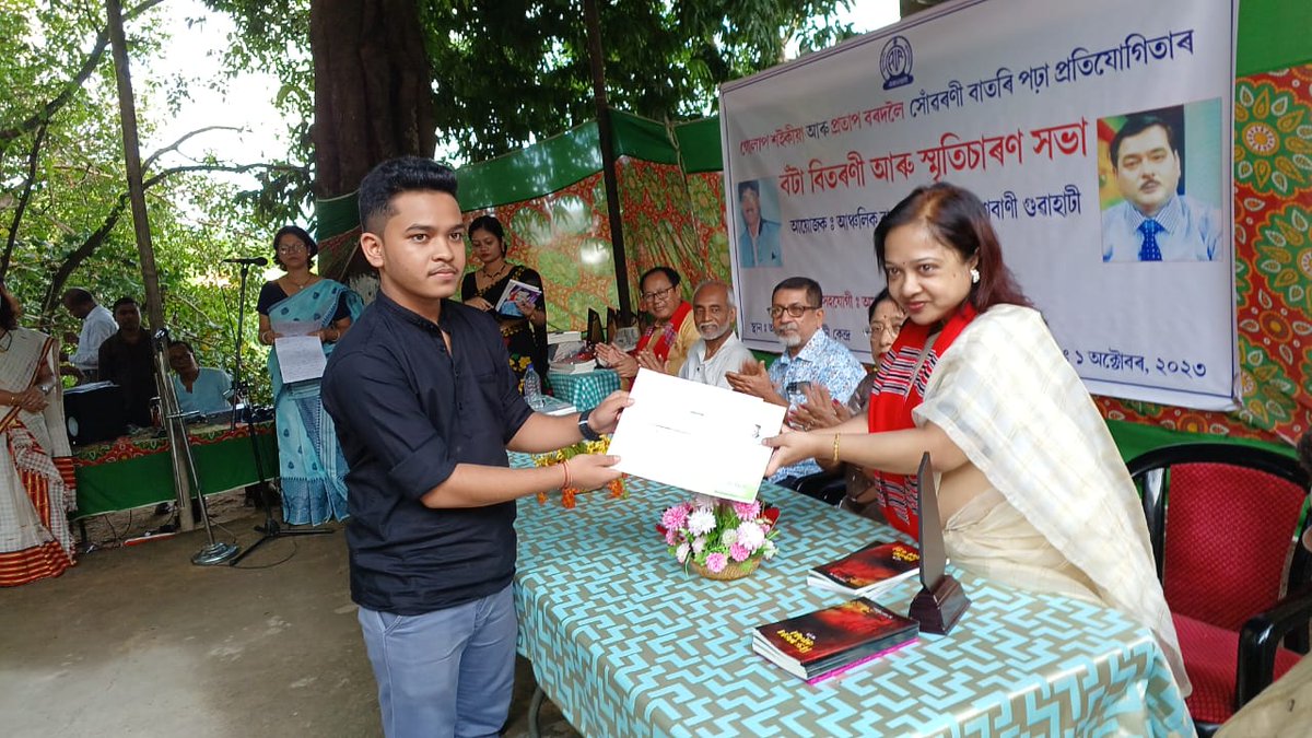 airnews_ghy's tweet photo. Parikshit Medhi of Lakhimpur and Rashmita Hira of Amingaon, Guwahati jointly won 3rd prize. In the C-category, Bhargavi Nath, Guwahati won 1st prize, Ricky Talukdar, North Eastern Hill University, Shillong won 2nd prize and Pranjali Bhatta, Guwahati won 3rd prize. @nehu_shg https://t.co/muxAxQpdAQ