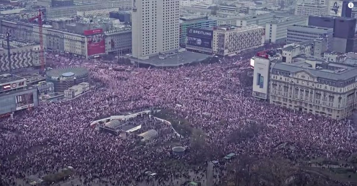 Tak wyglądał Marsz Niepodległości w 2018. Rondo Dmowskiego było wybetonowane i mieściło znacznie więcej osób. Kadr nie obejmuje całego tłumu, który kończył się pod Dworcem Centralnym. Jeśli ktoś uważa, że Tusk zgromadził dziś więcej niż kilkadziesiąt tys. to peron mu odjechał.