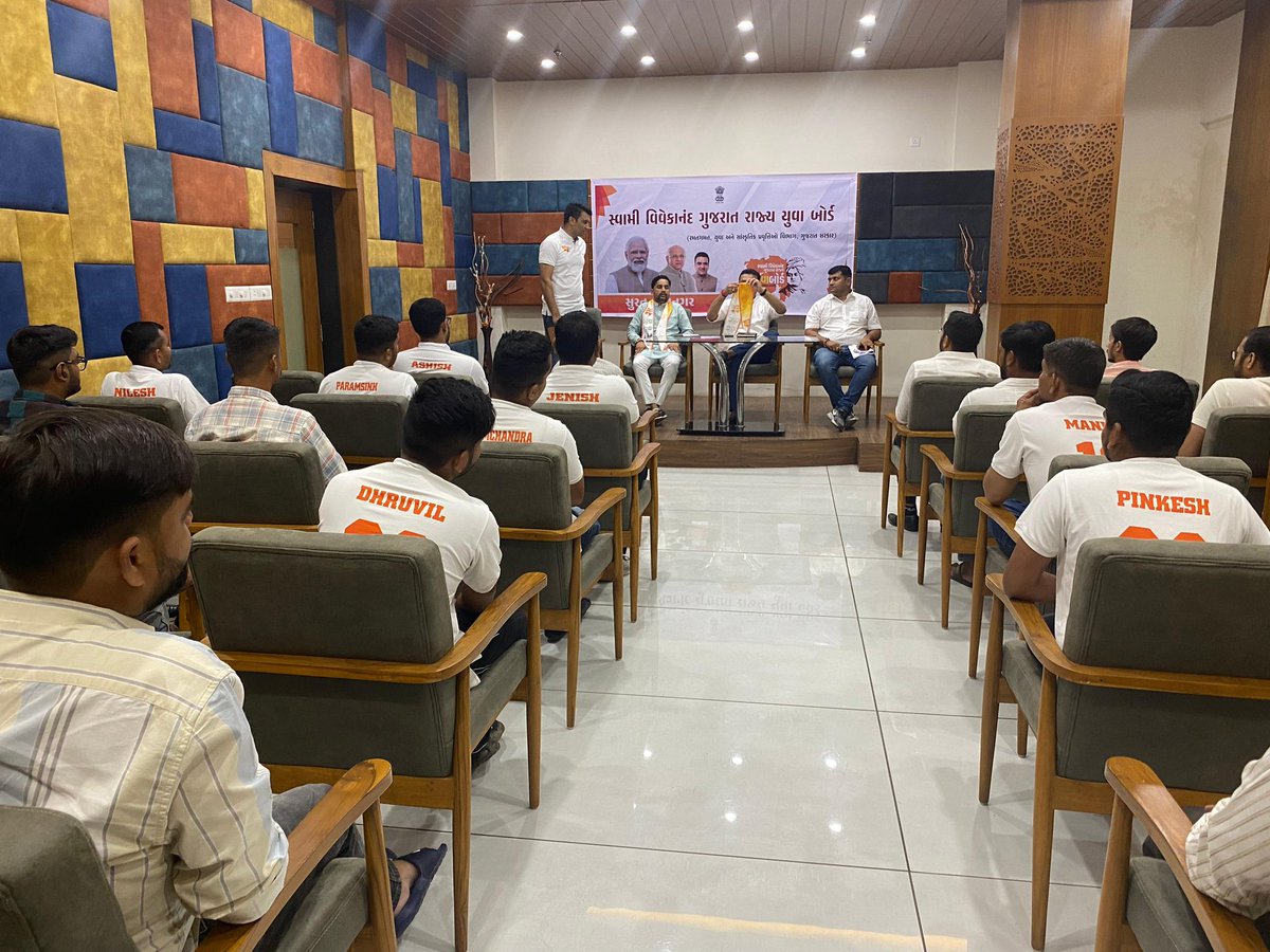 ikaushaldave's tweet photo. આજરોજ દક્ષિણ ગુજરાત ઝોનના પ્રવાસ દરમિયાન સુરત શહેર ખાતે યુવા બોર્ડના સંયોજકો સાથે બેઠક કરી આગામી કાર્યક્રમ વિષે ચર્ચા કરી આયોજન કવામા આવ્યુ.

આ બેઠકમાં યુવા બોર્ડના ઝોન સંયોજક શ્રી @mukesh__rathwa અને શહેર સંયોજક શ્રી Vijay Radadiya શ્રી Rahul Tiwari અને ઉપસ્થિત રહ્યા. https://t.co/avfSYA95ye