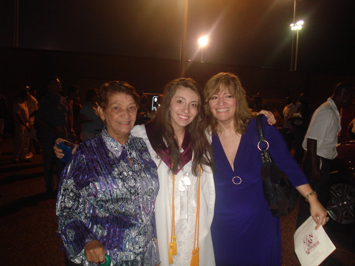 🧵 Sharing a part of my story of #NationalLatinoPhysiciansDay 

I'm the proud daughter of a Peruvian father &amp; a Puerto Rican mother. I am also the first on my father's family to become a physician &amp; the second in my mother's family (my cousin is a resident physician).