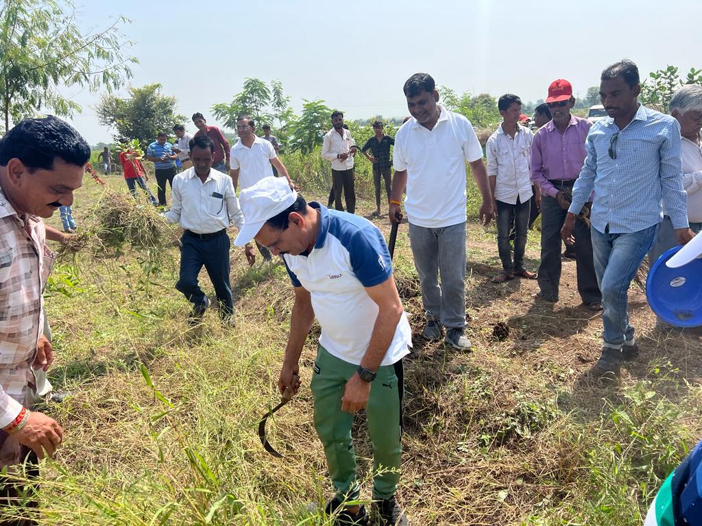 CollecterK's tweet photo. कलेक्टर श्री @ShivrajSinghIAS ने आज मेहरजा स्थित निधि वन में स्वच्छता ही संकल्प अभियान के तहत साफ सफाई का कार्य कर सभी अधिकारी कर्मचारियों को निधि वन में और बेहतर कार्य करने के लिए मार्गदर्शन दिया।
#JansamparkMP
#comindore
@JansamparkMP
@comindore https://t.co/x4cee123am